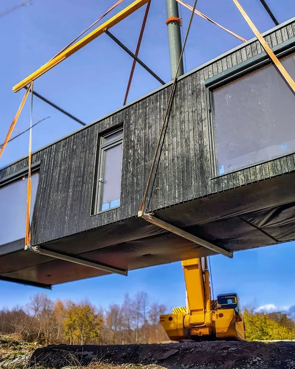 Aujourd’hui : un module fabriqué en usine est hissé en une fois à sa place par une grue mobile